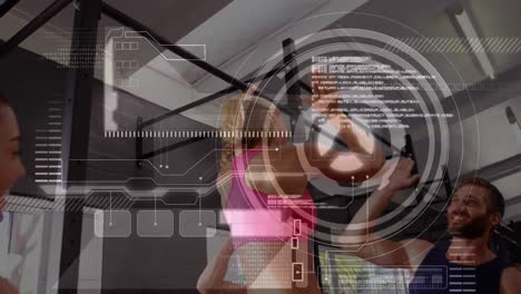animación de escaneo de alcance y procesamiento de datos sobre una mujer haciendo ejercicio en el gimnasio