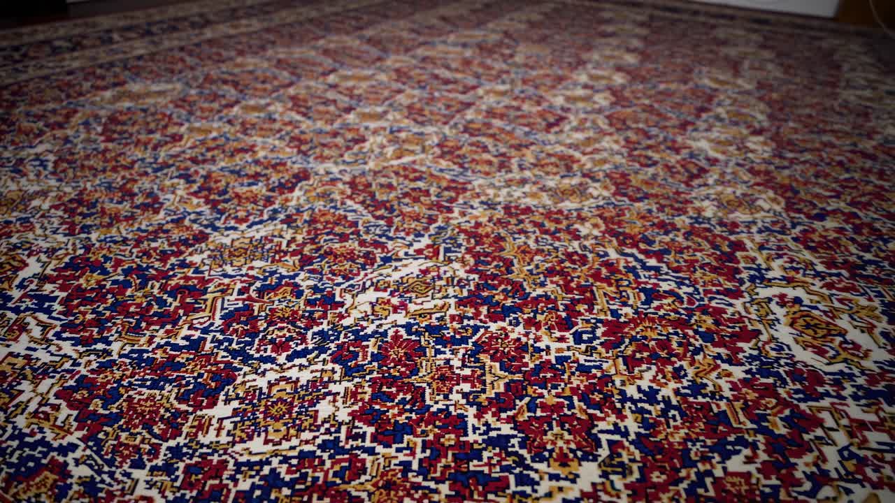 lujoso diseño de alfombra persa que muestra una cautivadora mezcla de colores y motivos tradicionales, añadiendo un toque de elegancia atemporal a cualquier espacio