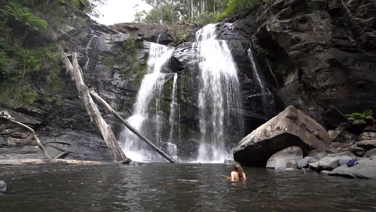 등산객 소녀 긴 하이킹, 빅토리아, 호주 후 폭포에서 이완