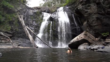 chica excursionista se relaja en una cascada después de una larga caminata, victoria, australia
