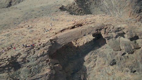 Lenta-Rotación-De-Turistas-Admirando-El-Arco-Del-Coronadero