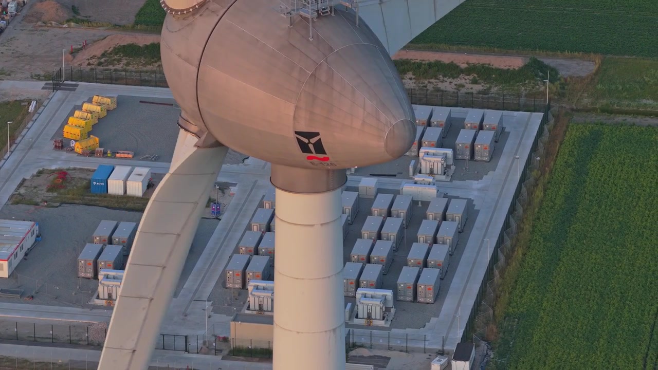Flyfoto av vindturbin og batterienergilagringssystem