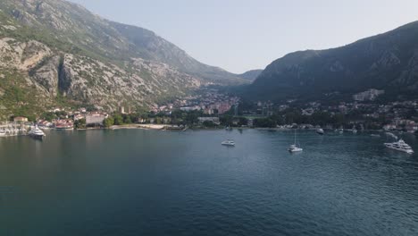 Nahtlose-Harmonie-Der-Landschaftlichen-Schönheit-Der-Küste-Und-Der-Schroffen-Berge-In-Der-Majestätischen-Bucht-Von-Kotor,-Luftaufnahme