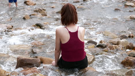 Las-Mujeres-Bellas-Están-Relajadas-Y-Alegres-Con-El-Agua-De-Juego-Salpicando-El-Flujo-En-Los-Ríos-Y-Mojadas-En-Las-Vacaciones-De-Verano