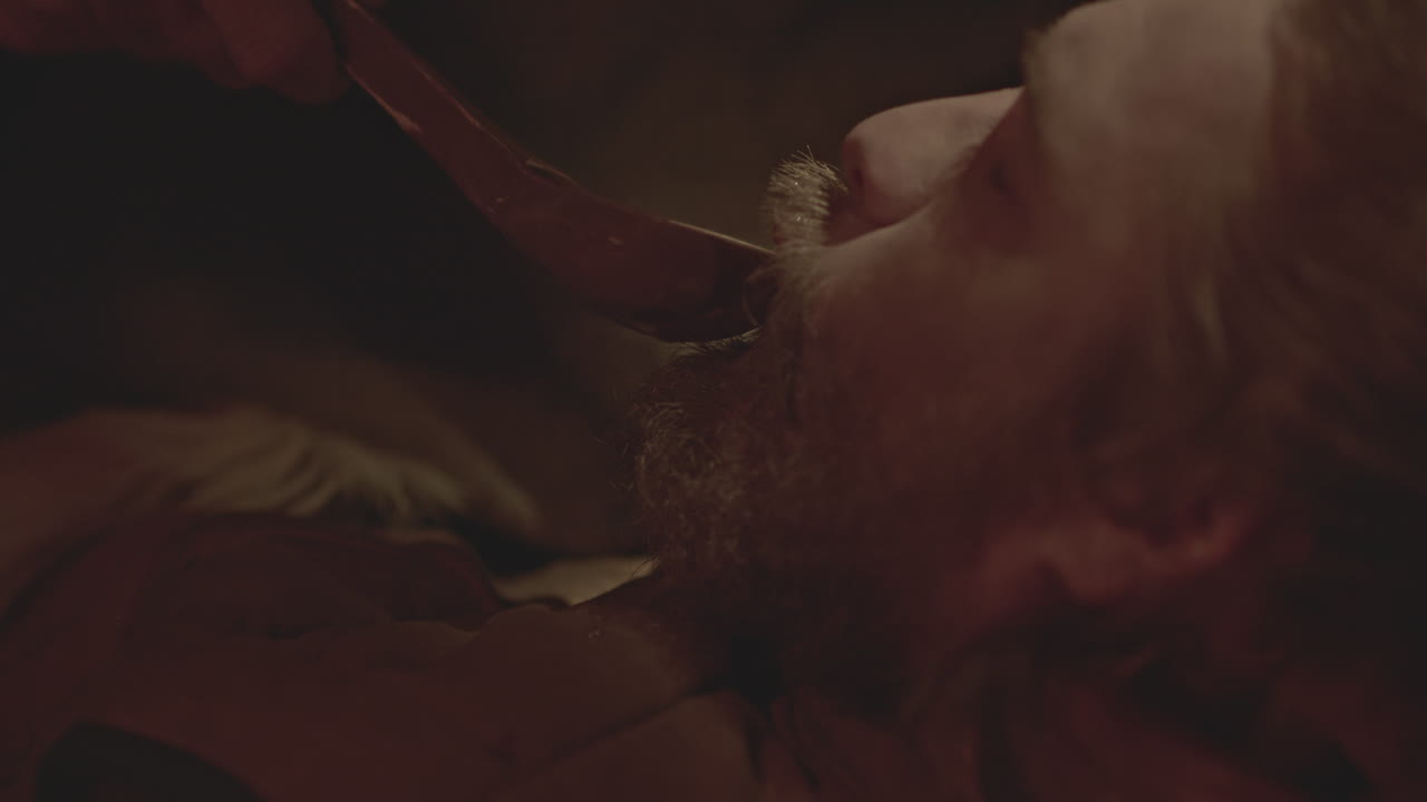 hombre comiendo con cuchara