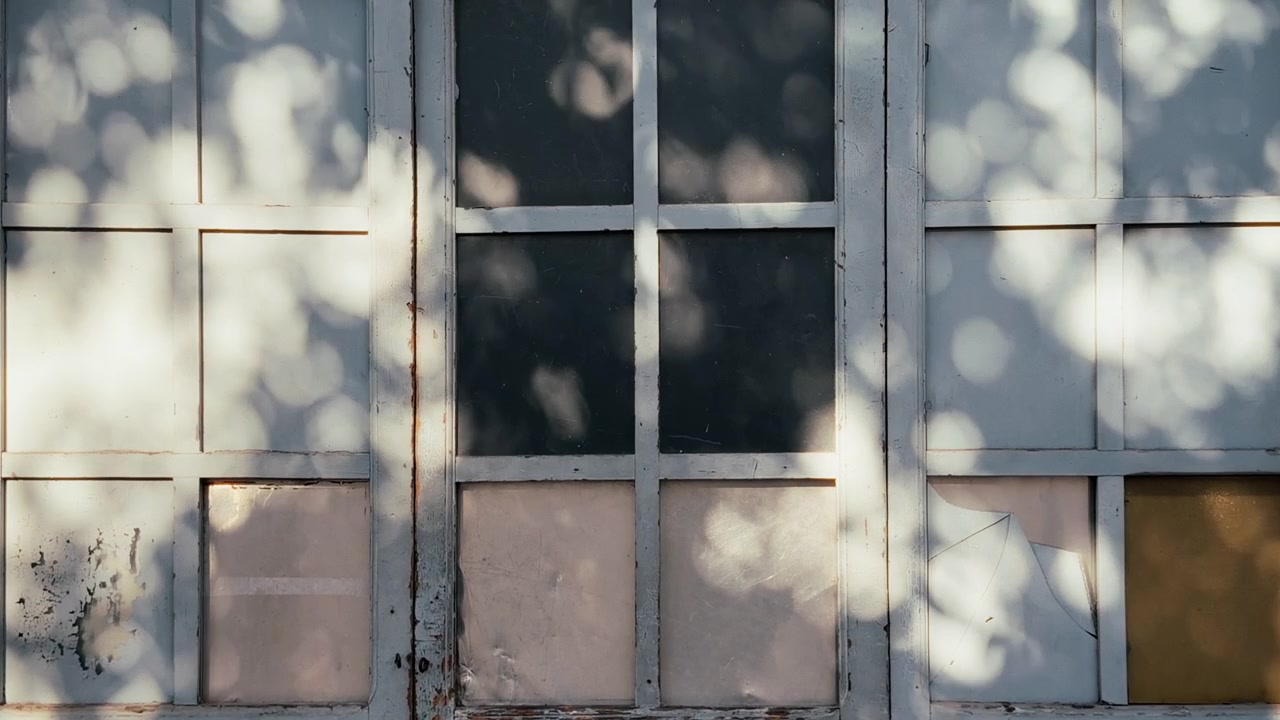 Gammel vejrbidt vinduesramme med plettet bokeh-skygge