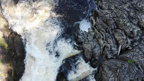 Obere-Luftdrohnenaufnahme-Einer-Lachsfischleiter-Mit-Herunterlaufendem-Wasser,-Das-Weißen-Milchigen-Schaum-Erzeugt