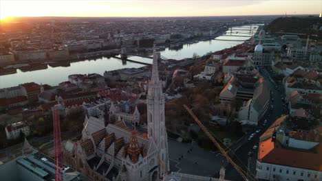 Slow-spin-in-Budapest,-Hungary-of-Matthias-Church-near-Fisherman's-Bastion-at-Sunrise-over-the-Danube-River