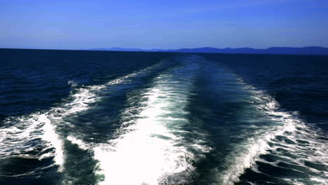mirando el cuento del barco en el mar