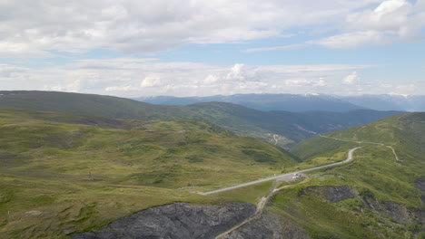 Vikafjell-Carreteras-De-Montaña-Y-Amplios-Prados-Verdes,-Noruega,-Vista-Aérea-Escénica