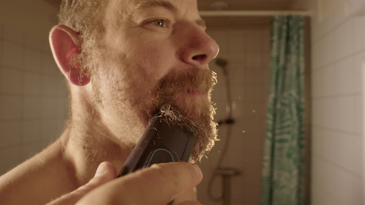 슬로우 모션, 다진 백라이트 머리카락이 남자의 얼굴, 클리퍼에서 날아갑니다.