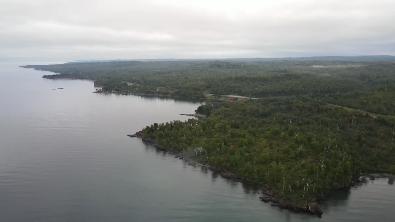 hermoso paisaje vista aérea de la costa norte de minnesota durante el verano en una tarde nublada
