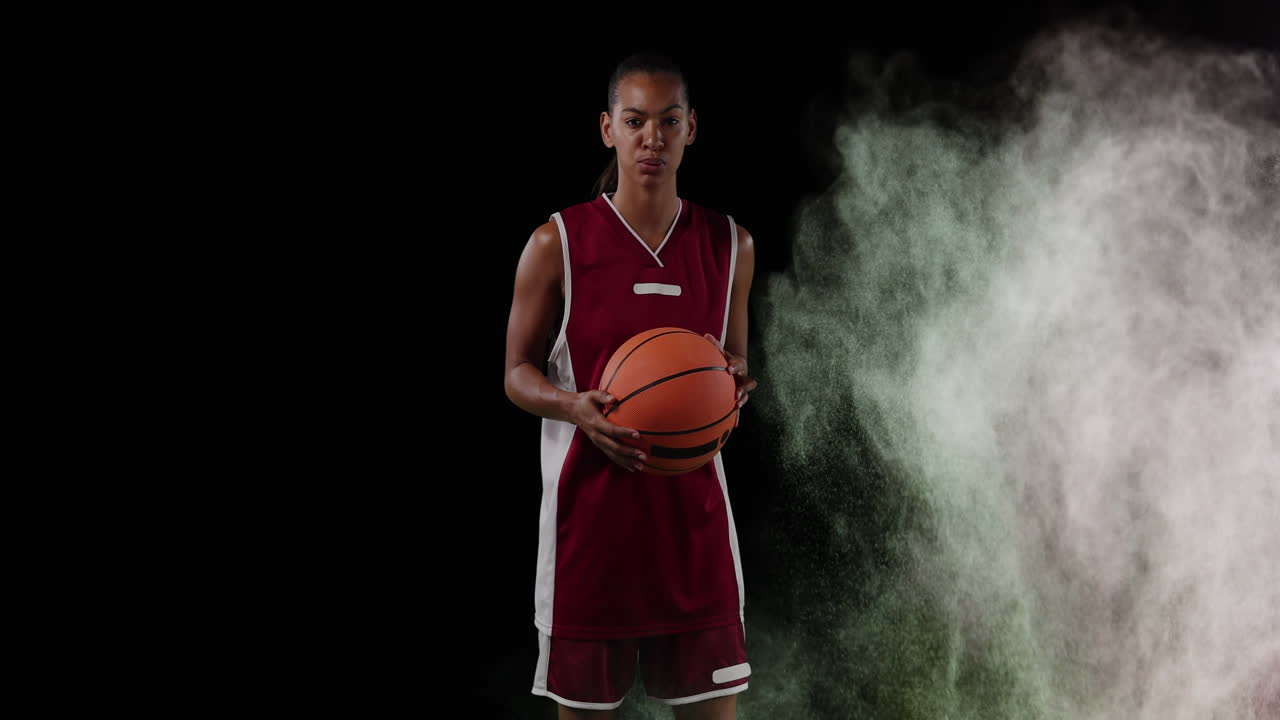 농구 선수 위에 다채로운 파우더의 애니메이션