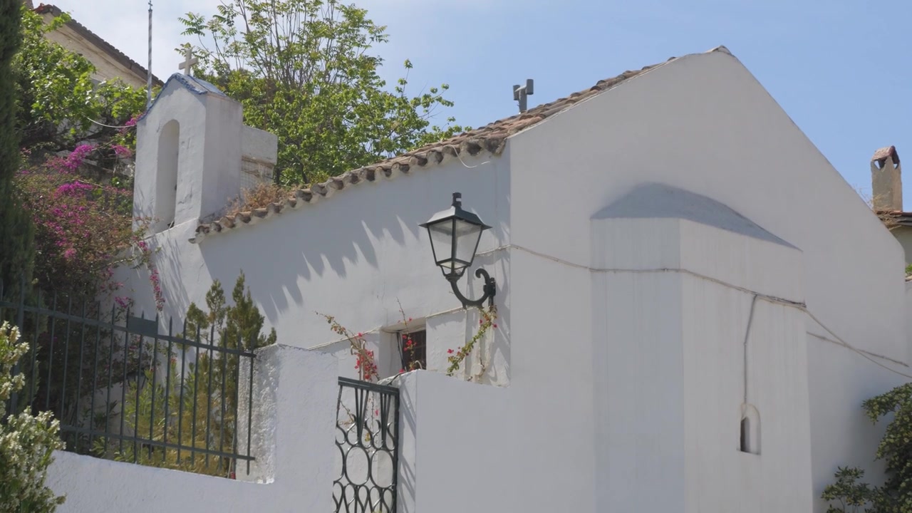Chiesa ortodossa bianca tradizionale con campanile nello storico quartiere di Plaka ad Atene. Inquadratura in tilt-up