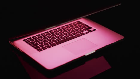 video de una computadora portátil con pantalla en blanco, espacio de copia en fondo de neón