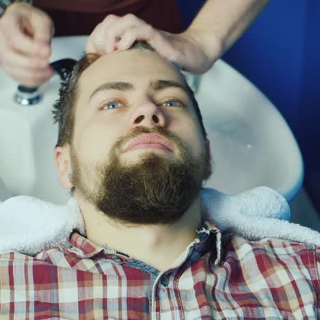 Man-Barber-Washing-Male-Hair-In-A-Barbershop-01