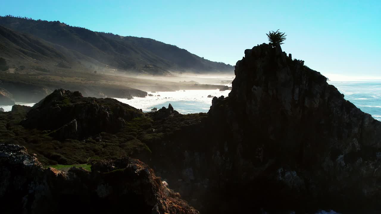 캘리포니아의 태평양 해안 고속도로에서 빅 서 주립 공원에서 경치 좋은 해안선에 부히는 파도의 드론