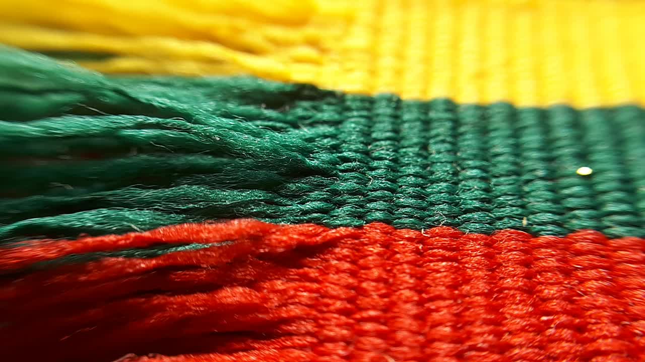cinta de bandera lituana. primer plano macro