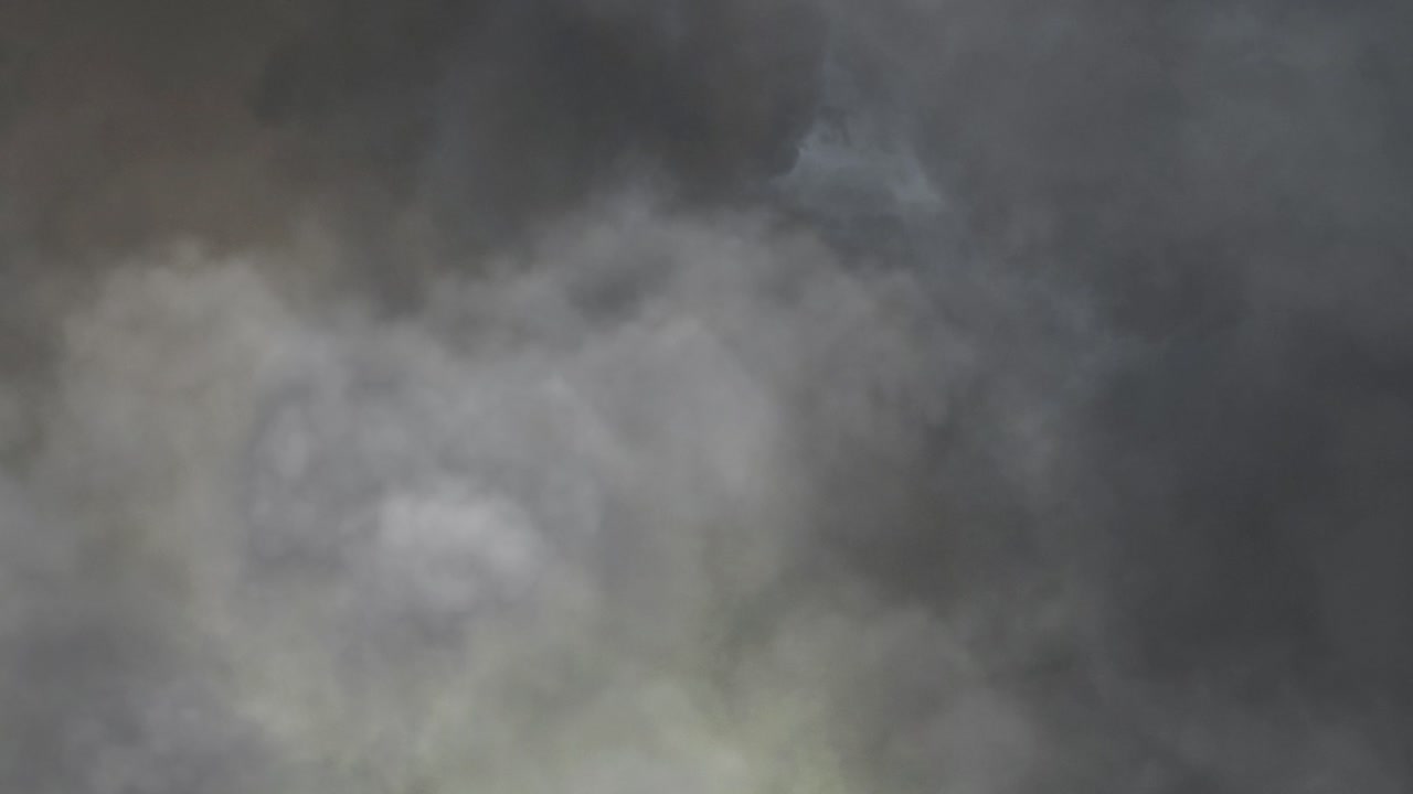 어두운 하늘 배경 에 있는 번개