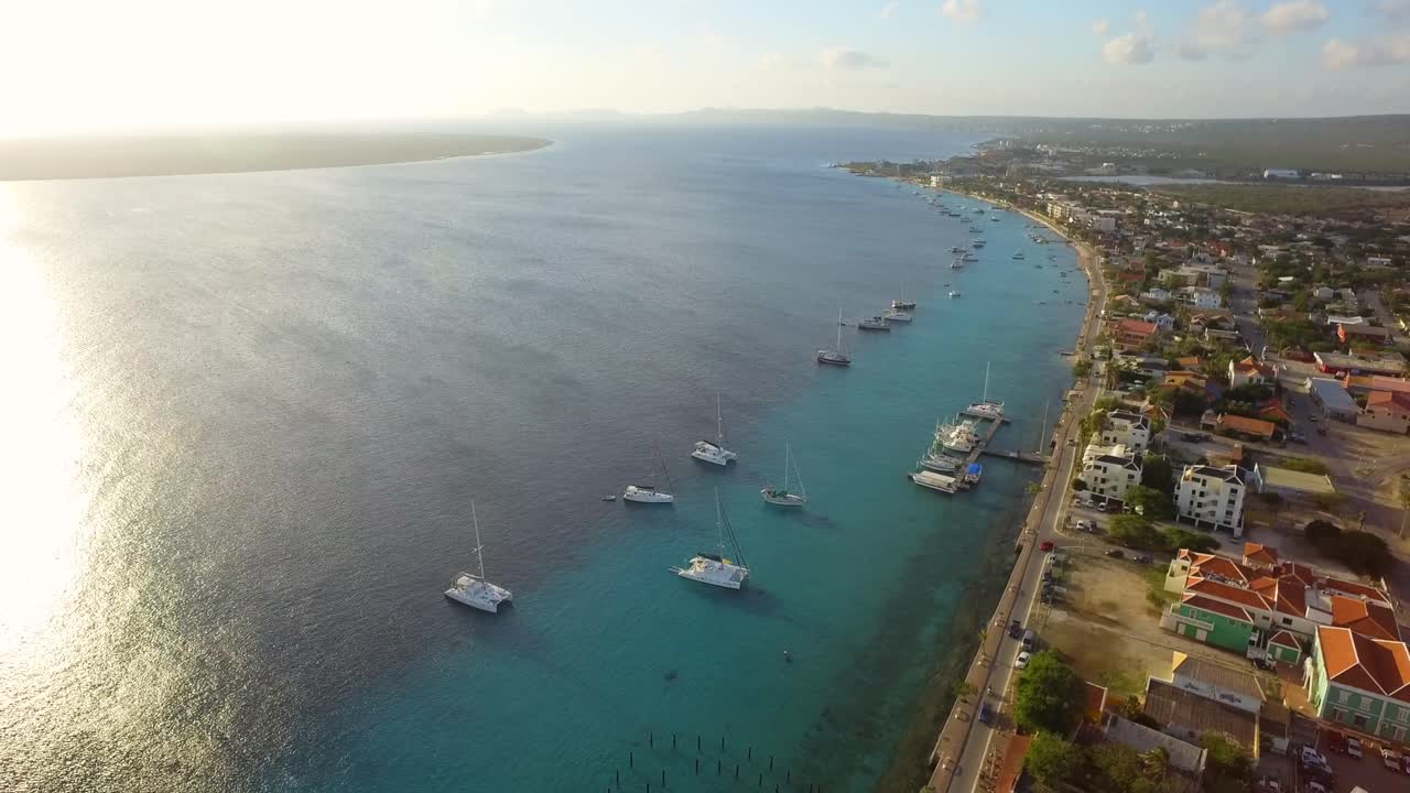 Bonaire Karayip Adası'nda bulunan Kralendijk şehri gün batımı