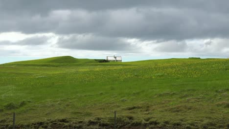 una casa solitaria y remota en la verde y salvaje campiña de islandia