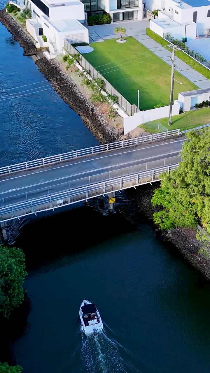 브로드비치, qld 의 경치 좋은 운하 를 항해 하는 배