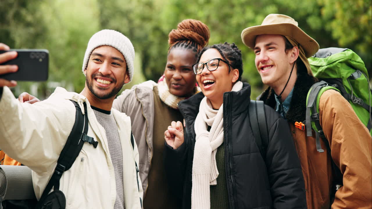 친구들과 캠핑하고 셀카를 찍기 위해 웃습니다.