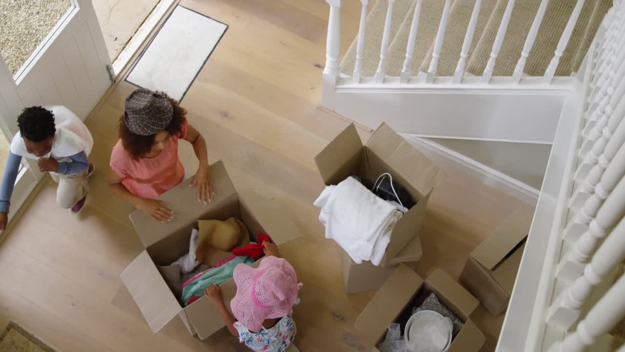 가족 이 새로운 집 으로 이사 하는 것