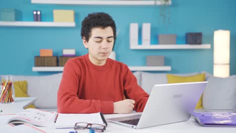 un estudiante varón fracasado y decepcionado.