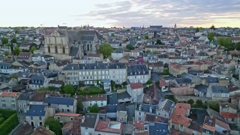 Paisaje-Urbano-De-Poitiers-Con-La-Catedral-De-San-Pedro-O-Pierre,-Francia