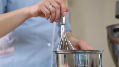 mujer golpeando ingredientes en un cuenco