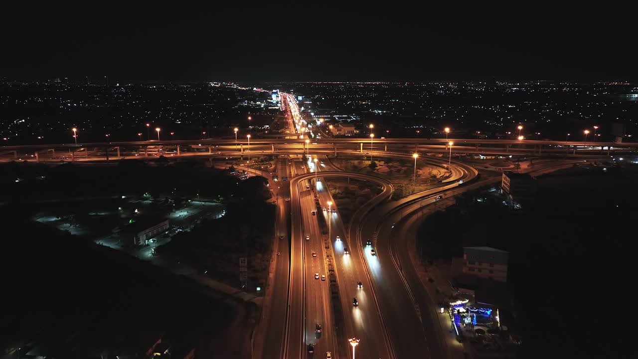 태국 방 시의 고속도로 교차로에서 밤에 자동차 교통 운송. 대중교통, 통근 생활 방식, 아시아 도시 생활 개념.