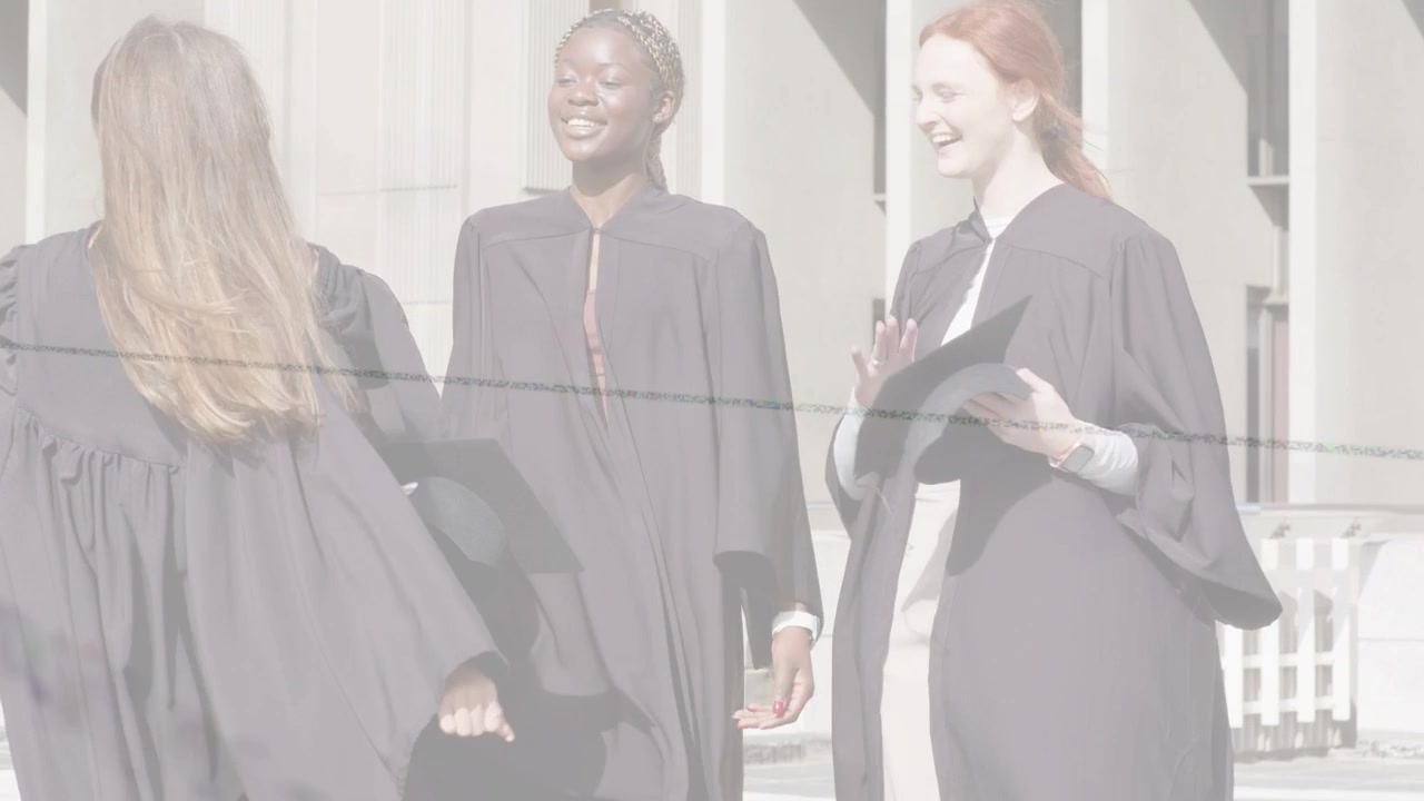 Laureati che si salutano, ridono, si sistemano tocco e toga vicino a delle colonne, poi avanzano per la cerimonia di laurea