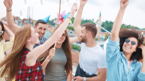 fiesta en la azotea amigos celebran con