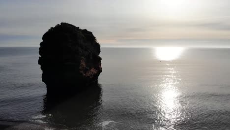 Großer-Felsen-Im-Ruhigen-Wasser-Der-Ladram-Bay-Bei-Einem-Wunderschönen-Sonnenuntergang