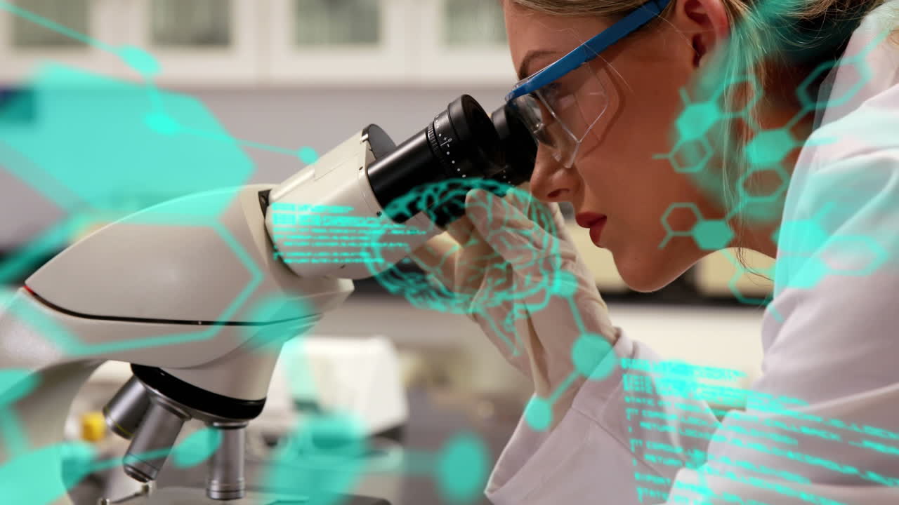 procesamiento de datos médicos contra una científica usando un microscopio en el laboratorio