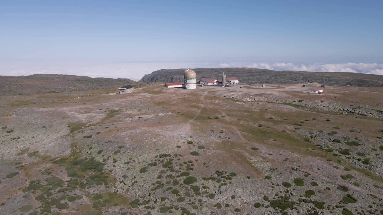 la cámara recorre la parte superior plana de la torre serra da estrela en portugal y captura su hermoso paisaje