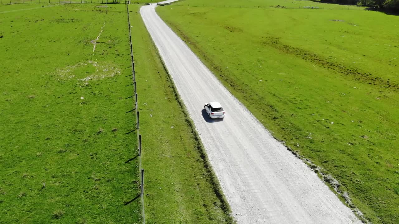 무인 항공기, 뉴질랜드의 산을 통해 운전하는 자동차의 공중 전망