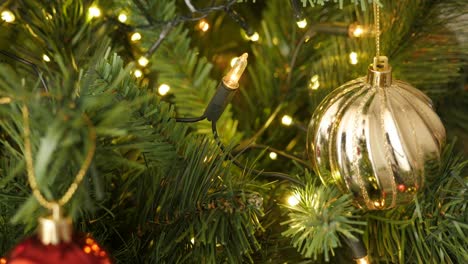 adornos de navidad de color dorado y rojo de primer plano 4k