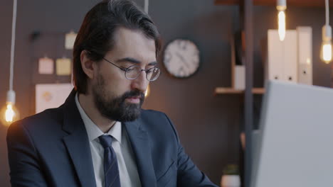 hombre de negocios trabajando en una computadora portátil en la oficina