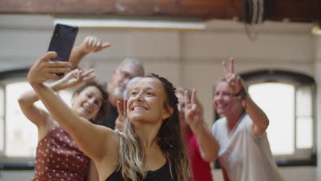 Profesora-De-Baile-Feliz-Haciendo-Selfie-Con-Personas-Que-Asisten-A-Su-Clase