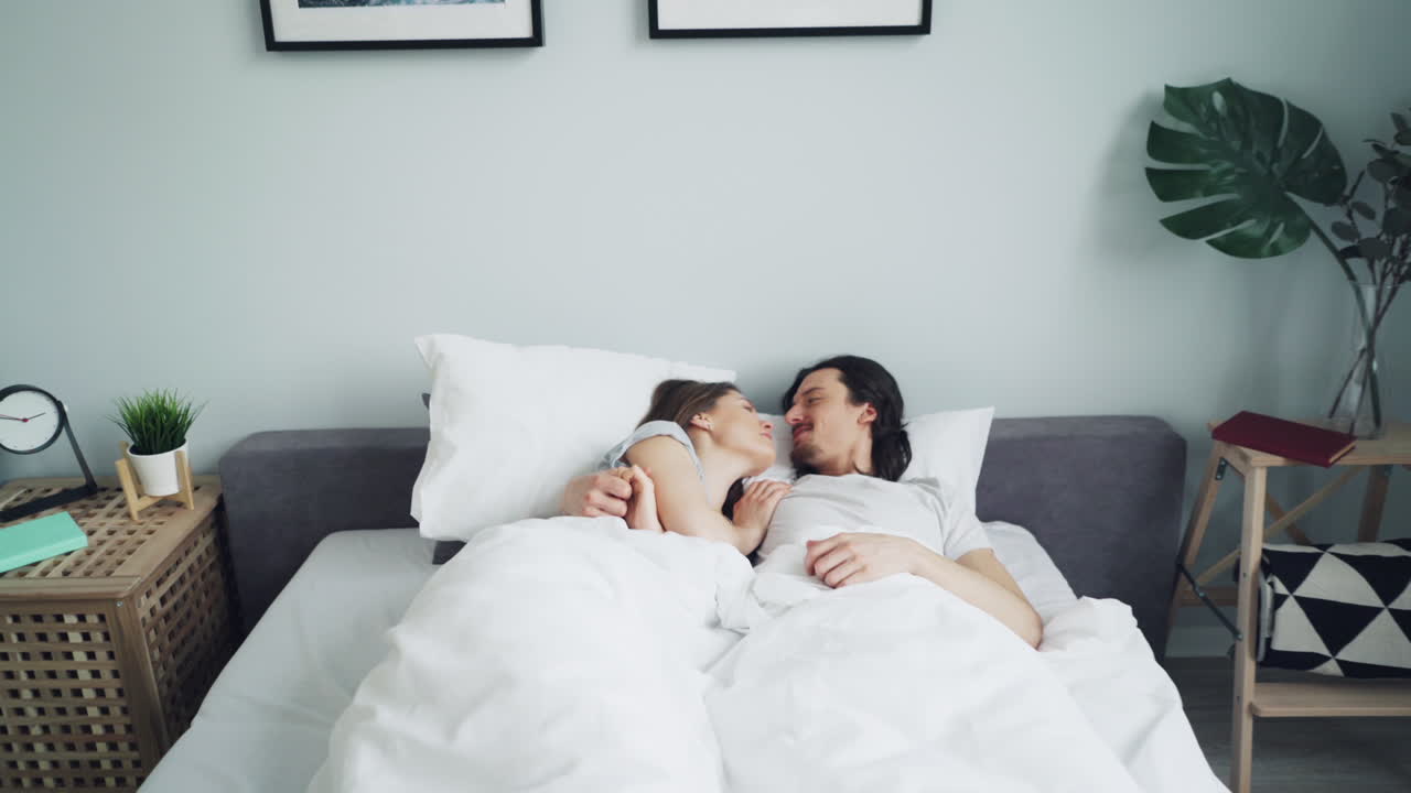 침대에 누워있는 커플