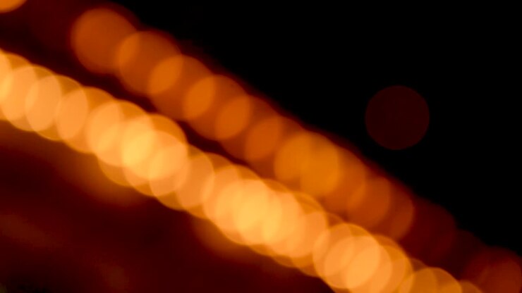 Luci bokeh di Natale sfocate attorno ai mercatini di Natale