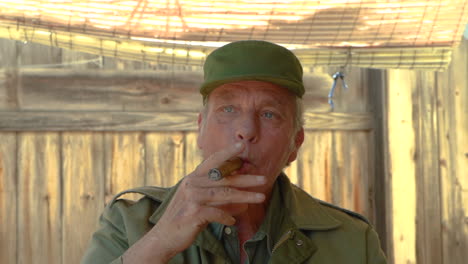 viejo guapo fumando un cigarro