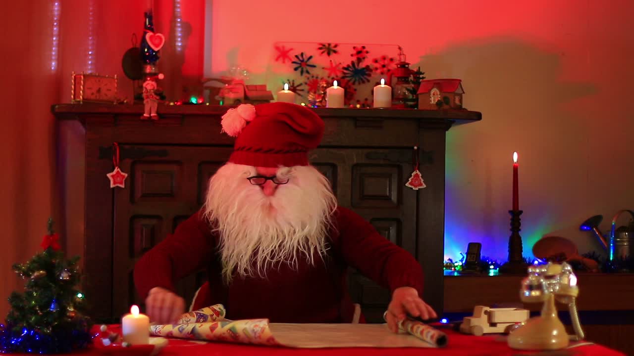 돋보기와 산타 클로스는 나무 장난감 트럭을 검사