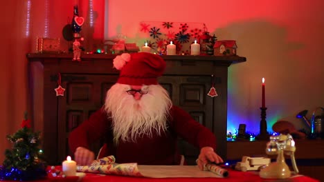 santa claus con lupa inspecciona camión de juguete de madera