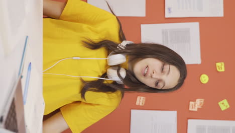 video vertical de una niña que está cansada y con sueño.