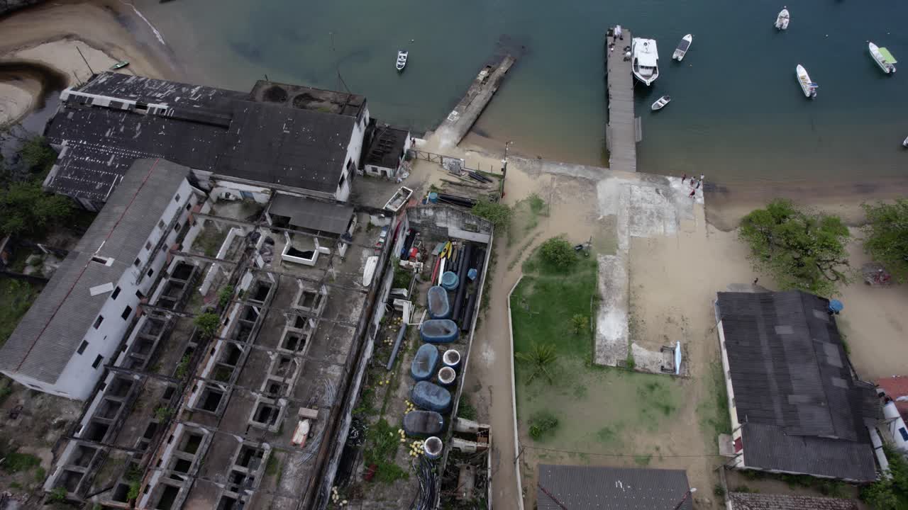 흐린 브라질 일하 그란데(ilha grande) 해안에 있는 항구와 보트의 공중 전망 - 회전, 기울기, 드론 샷