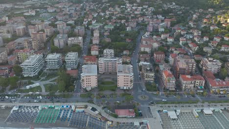 Drohnenaufnahme,-Die-Die-Ligurische-Küste-Und-Die-Stadt-Andora-Zeigt