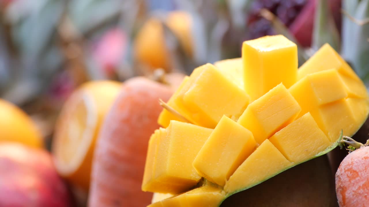 primer plano de un mango cortado en cubitos